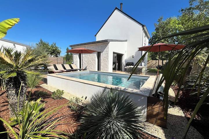 Location de vacances pour 10 personnes, avec terrasse et jardin dans Petite plage de Kervoyal