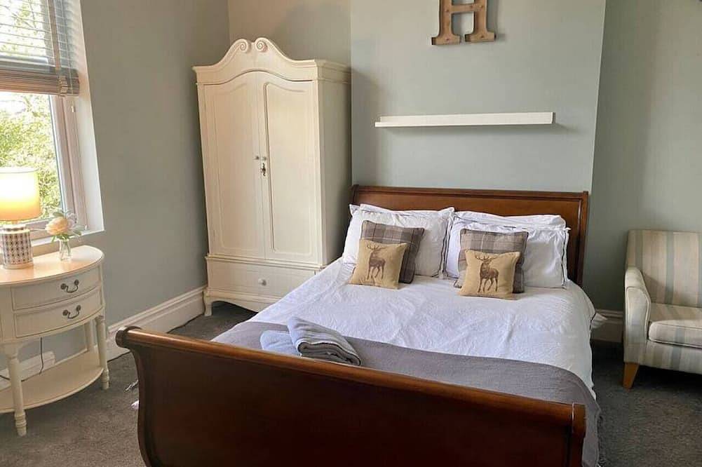 Winter Escape with heated pool in Merseyside