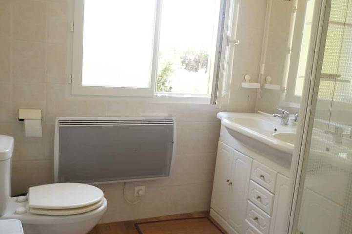 Gîte pour 5 personnes, avec terrasse ainsi que jardin et piscine à Arles - 4