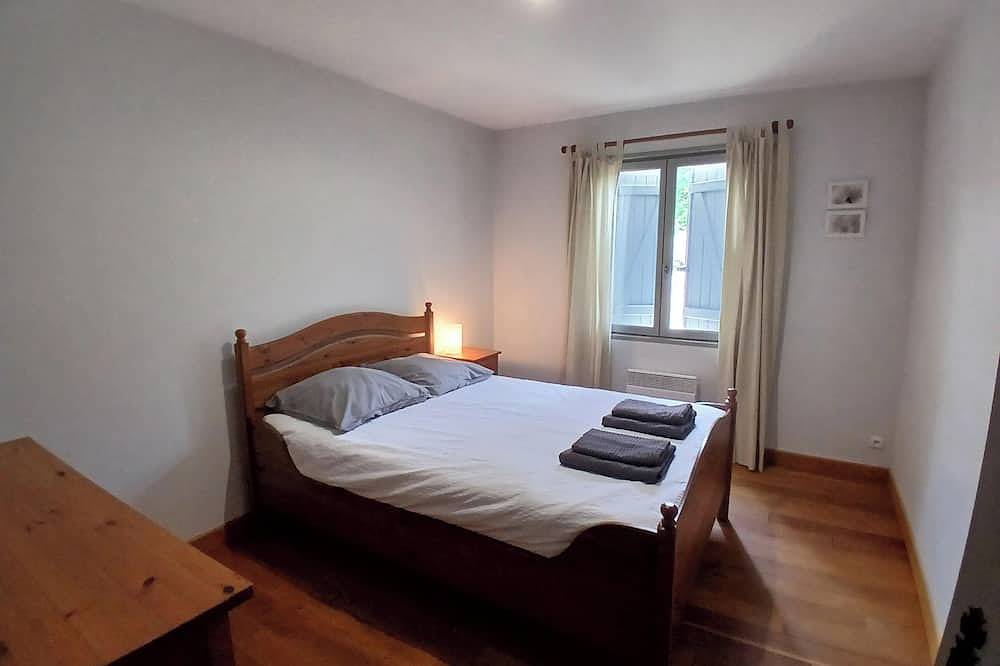 Spacious 6-person ground floor villa with pool, garden & Chalais chateau views. in Chalais (Charente), Charente