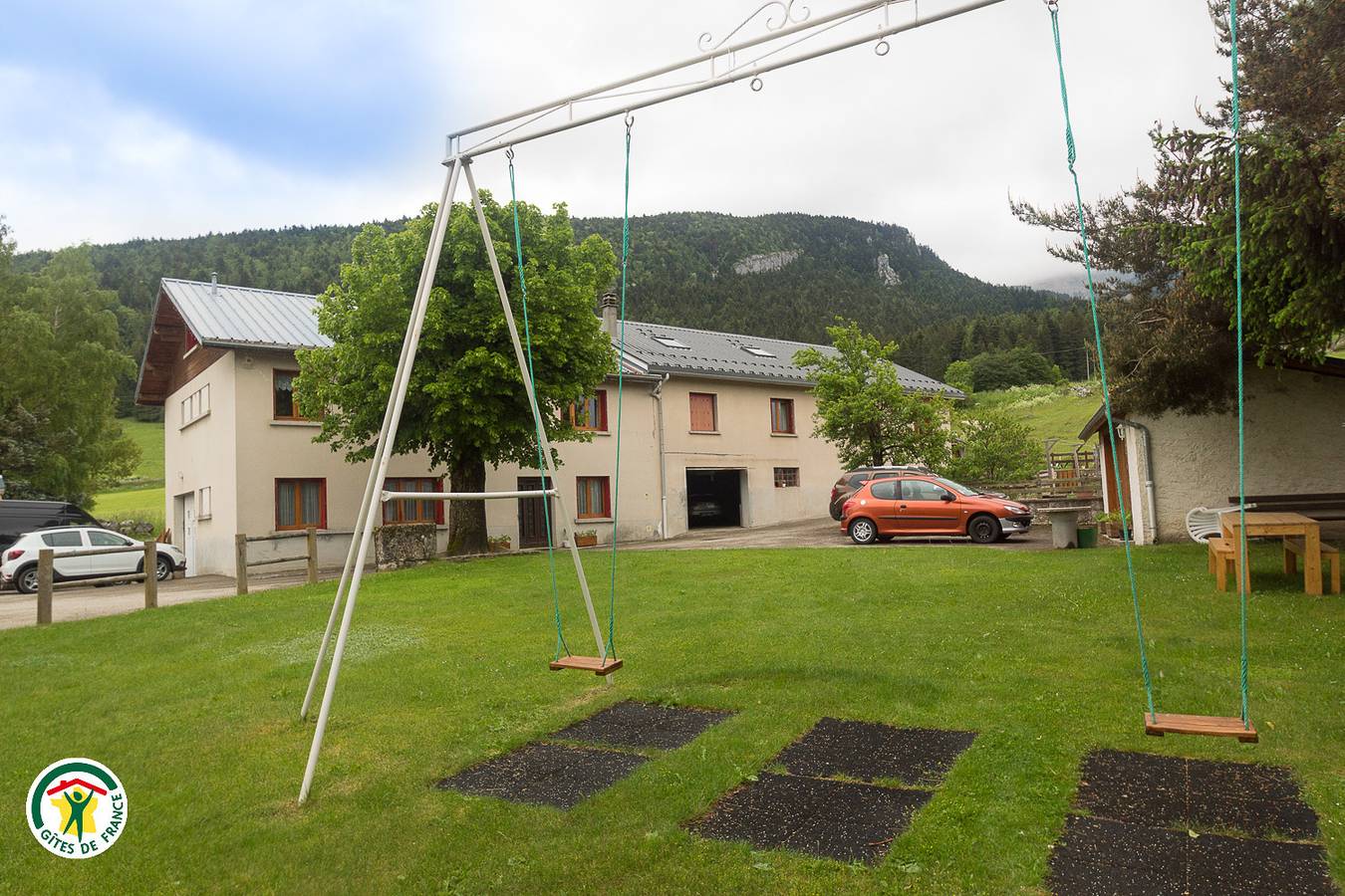 Gîte confortable avec parking, TV et jardin à 2 km des remontées mécaniques in Corrençon-en-Vercors, Parc naturel régional du Vercors