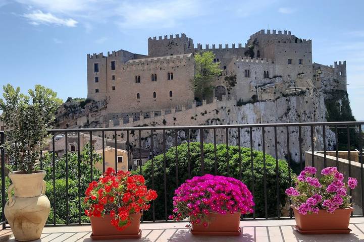 Casa vacanza per 2 persone, con balcone e giardino in Caccamo
