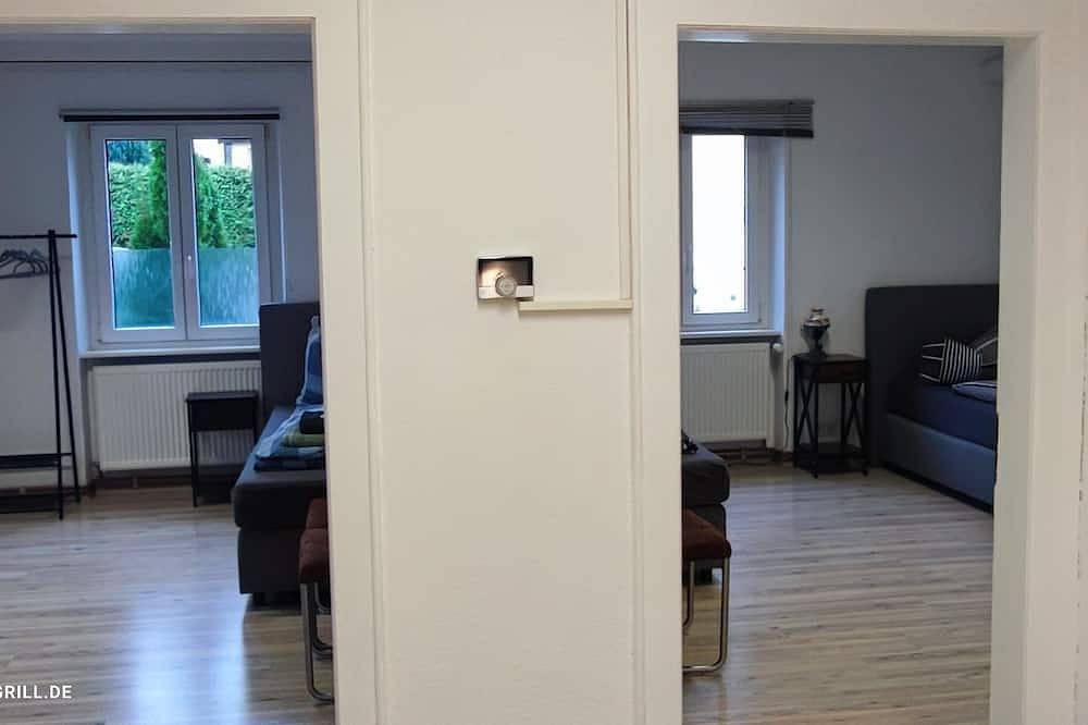 Ganze Wohnung, Monteuwohnung bei Würzburg bis 6 Persohnen mit großem Parkplatz/Wlan /Grill in Veitshöchheim, Fränkisches Weinland
