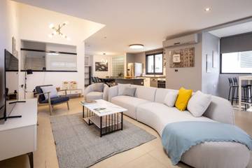 Vacation Rental for 14 Guests in Netanya, Center District (Israel), Picture 1
