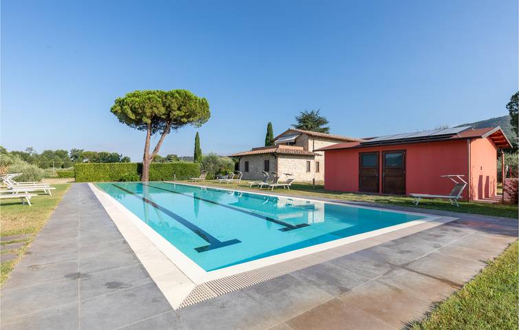 Appartamento a bordo piscina con giardino e parcheggio in Passignano sul Trasimeno, Lago Trasimeno