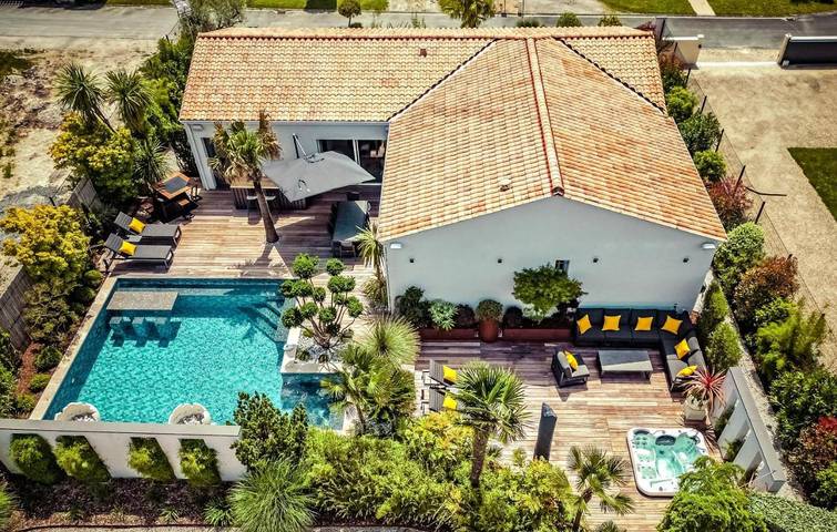 Villa pour 8 personnes, avec jacuzzi ainsi que piscine et jardin