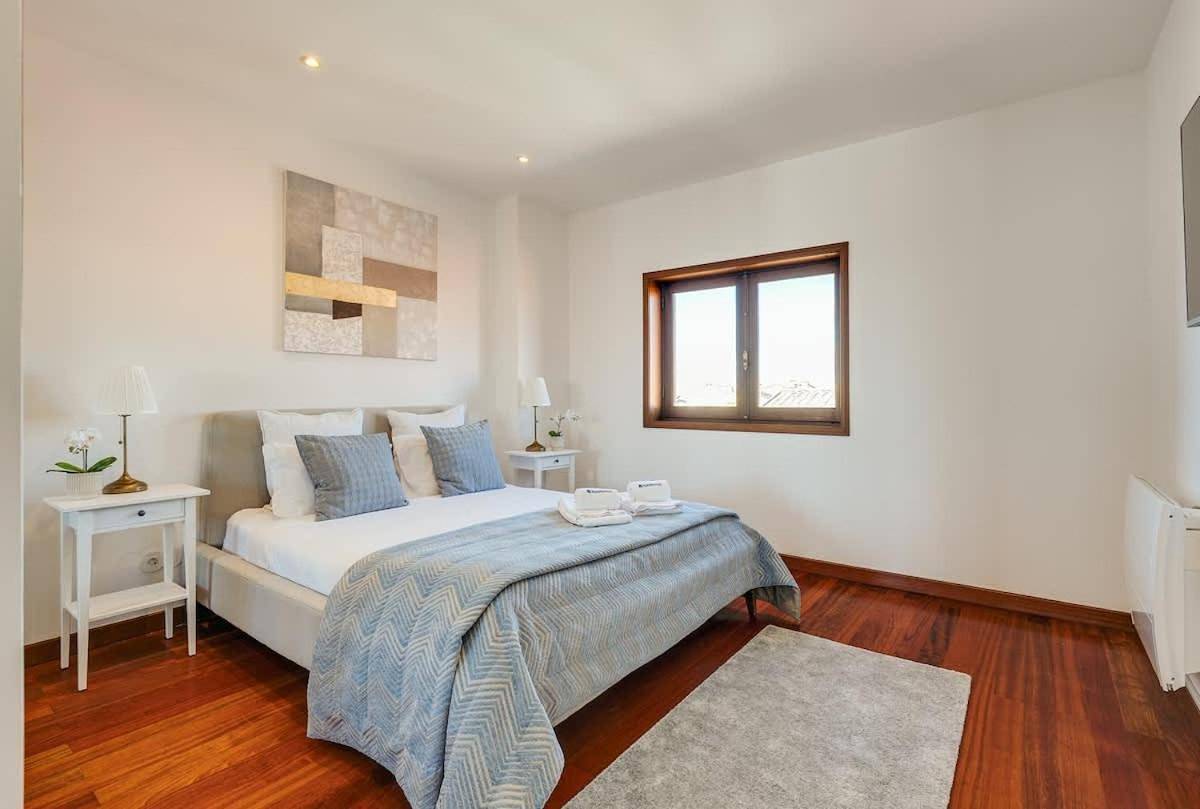 Beach Villa with Jacuzzi & Garage by Hostwise in Vila Chã, Porto Distrikt