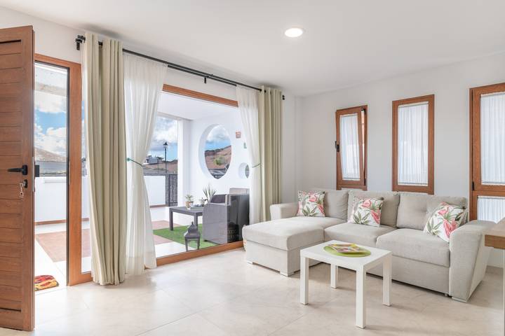 Holiday Home 'Marde Loft' with Mountain Views, Private Terrace & Wi-Fi in Mancha Blanca, Tinajo