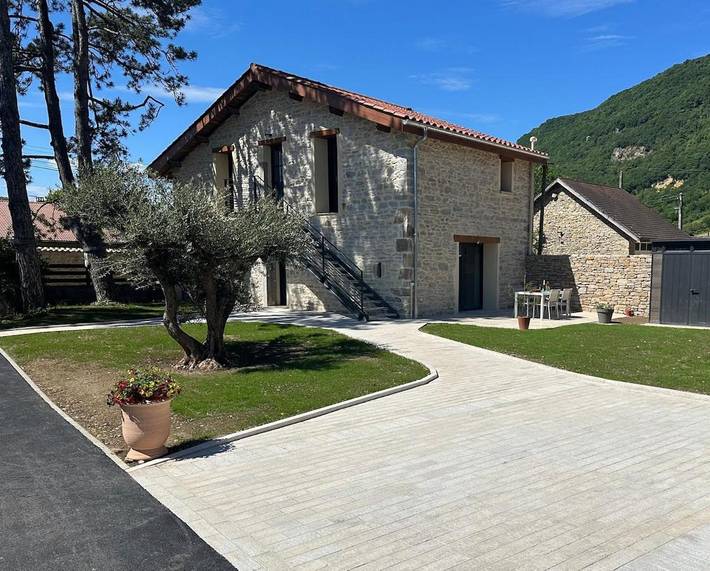 Location de vacances pour 8 personnes, avec Terrasse ainsi que Jardin et Vue à Saint-Sorlin-en-Bugey