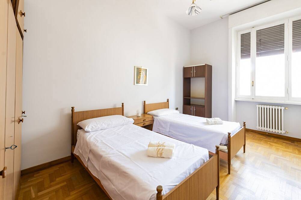 Ganze Wohnung, Large apartment of 130sqm located on the third floor of a building with elevator (4 steps to access), ideal for 4 people.The accommodation is located in a strategic area, served by all services: bars, restaurants, supermarkets and pharmacy. Just 10 min w in Pescara, Pescara Provinz