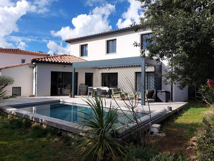 Location de vacances pour 8 personnes, avec jardin et piscine à Beaulieu (Hérault)
