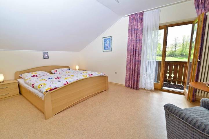 Ganze Wohnung, Ferienwohnung mit 2 Schlafzimmern mit je einem Balkon in Arnbruck, Ostbayern