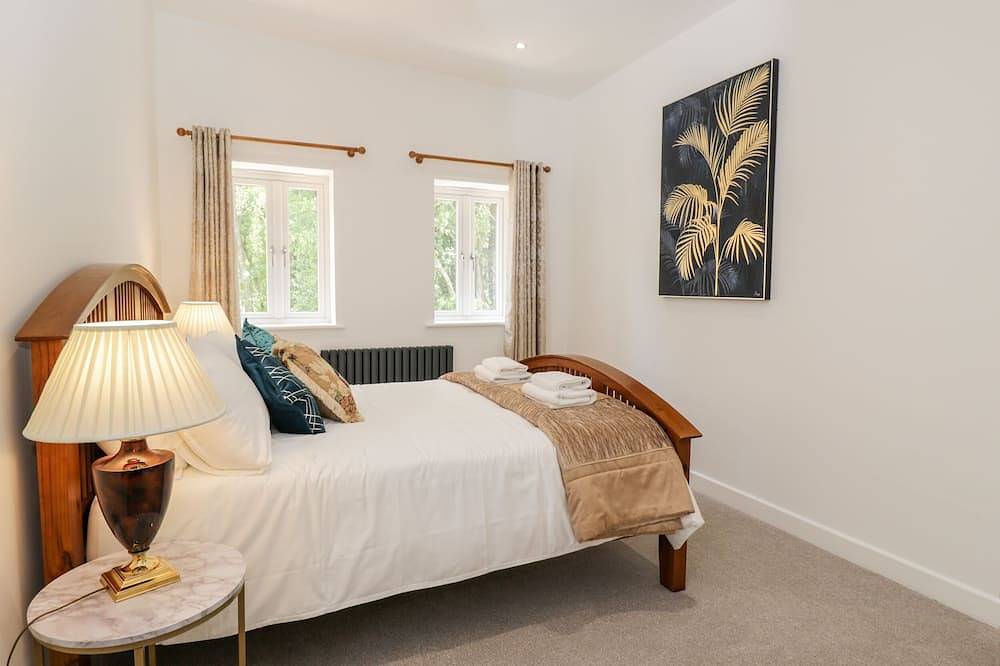 The Barn, family friendly, with hot tub in Lytchett Matravers in Dorset