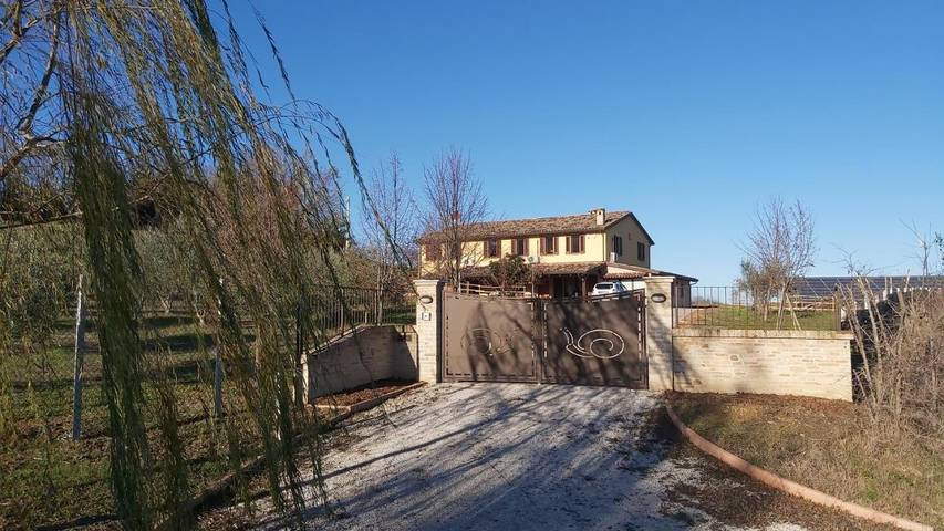 B&b per 2 persone, con giardino e piscina nonché panorama nelle Marche