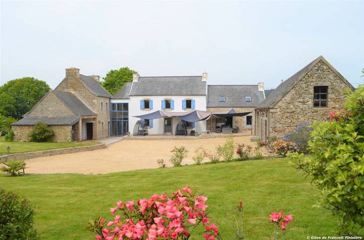 Gîte pour 18 personnes, avec terrasse ainsi que jardin et jacuzzi