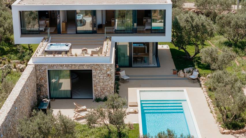 Luxusvilla Authentic beheizter Pool 56m2 Meerblick Sauna Jacuzzi Grill Familie. in Stomorska, Solta