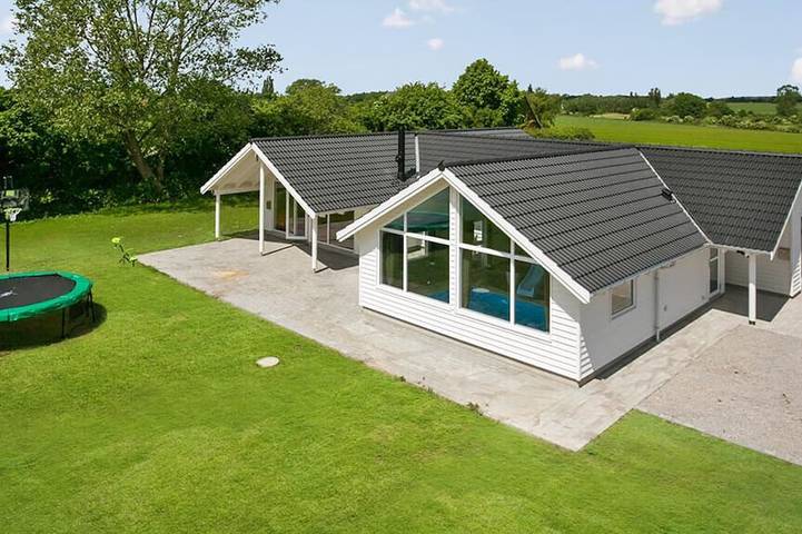 Ferienhaus für 14 Personen, mit Garten und Sauna sowie Terrasse