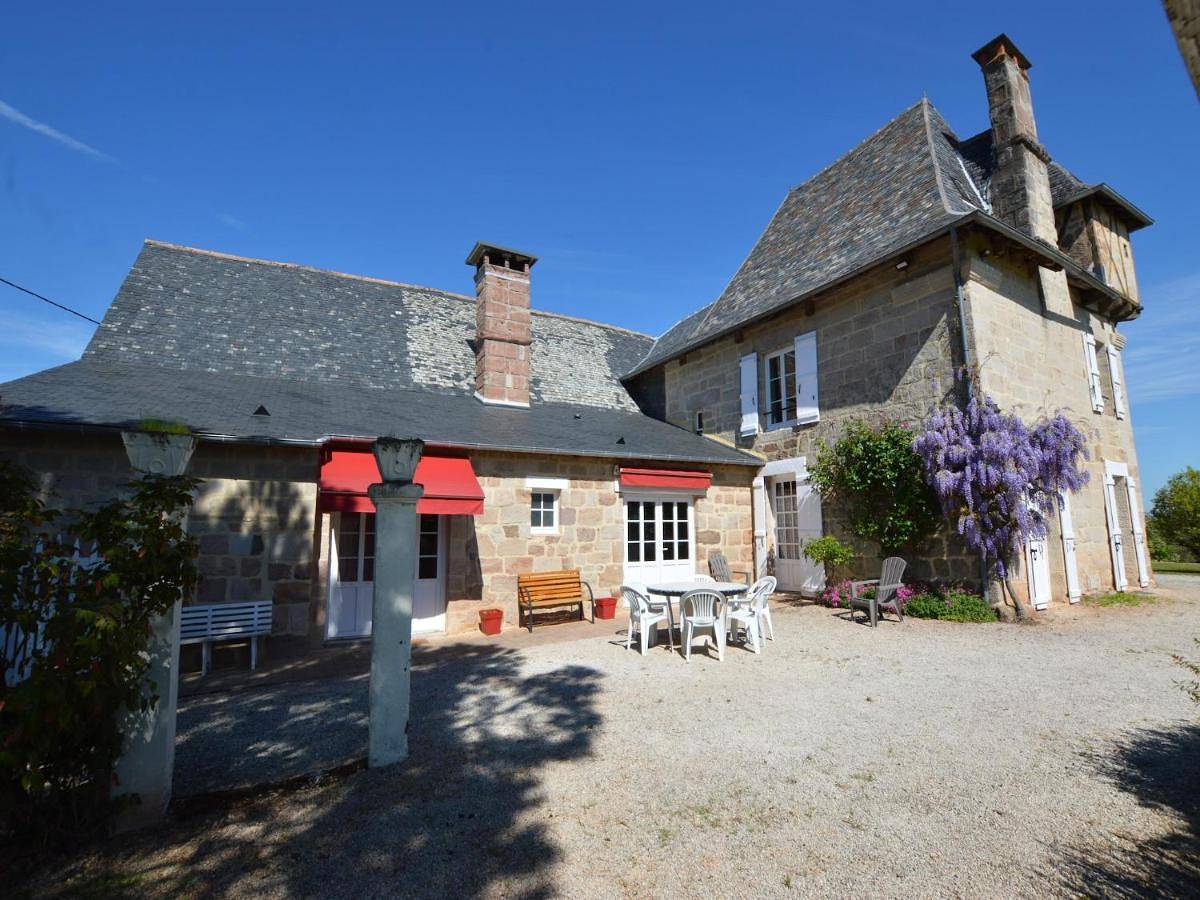 Historic Tower Home in Brignac in Brignac-la-Plaine, Région de Brive-la-Gaillarde