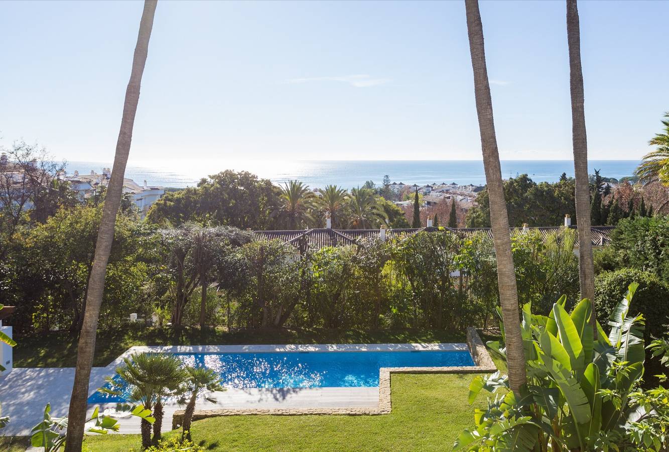 Villa 'Nagueles' with Sea View, Wi-Fi and Air Conditioning in Marbella West, Marbella