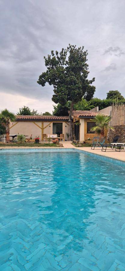 Location de vacances pour 4 personnes, avec Terrasse et Jardin ainsi que Bassin pour enfant et Piscine à Roiffieux