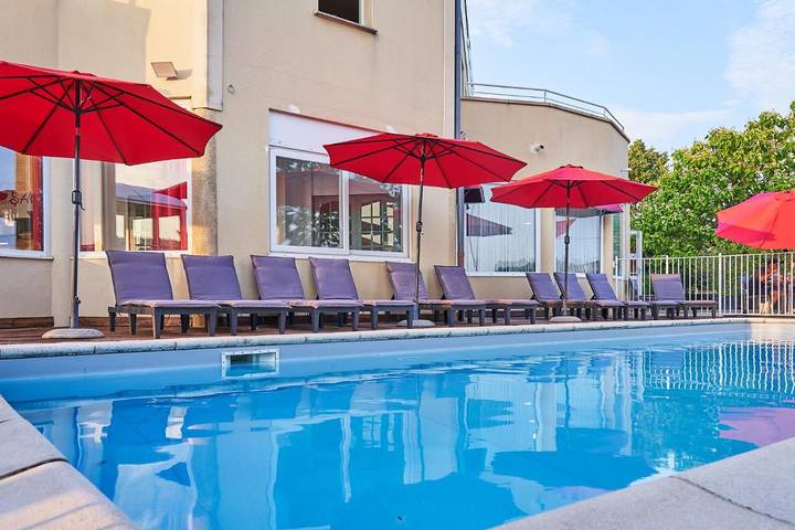 Hôtel pour 4 personnes, avec Terrasse ainsi que Jardin et Piscine à Marsannay-la-Côte