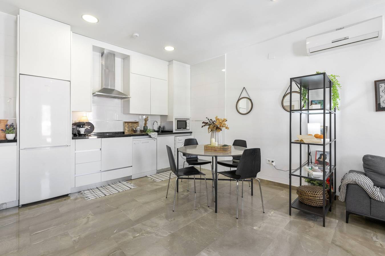 Apartamento entero, Ático Centro con Vistas a la Alhambra, Balcón, Wi-Fi y Aire Acondicionado in Realejo-San Matías, Granada