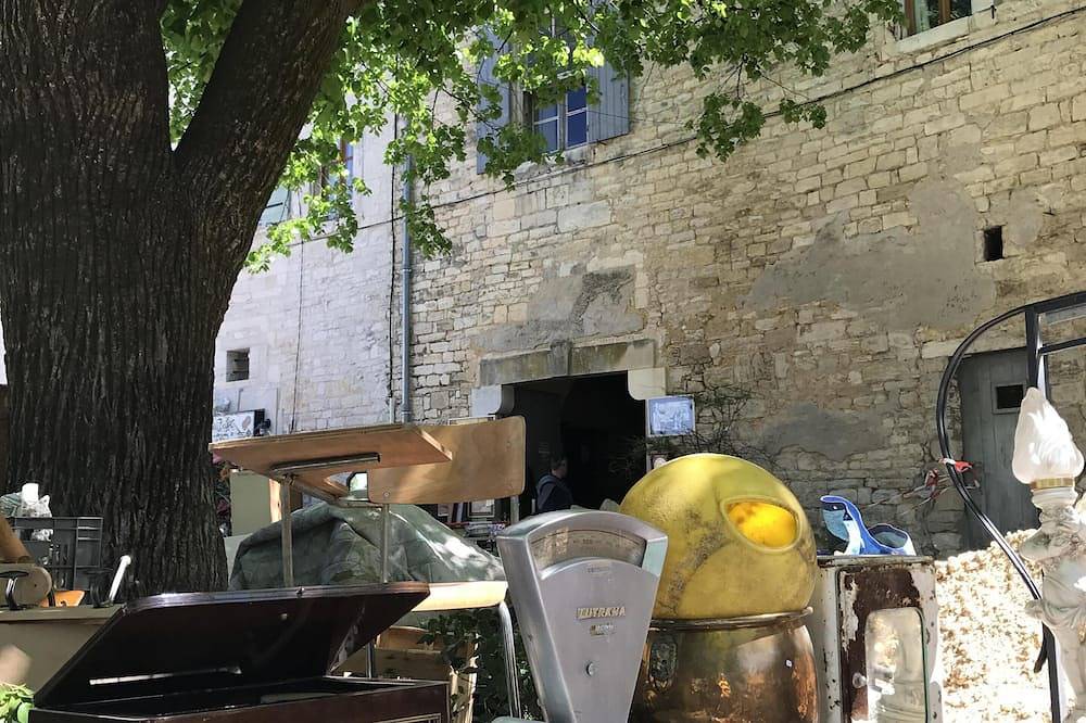 Entire apartment, Inspiring Apartment In Barjac With Terrace Views Over The Cevennes Mountains in Barjac, Alès region