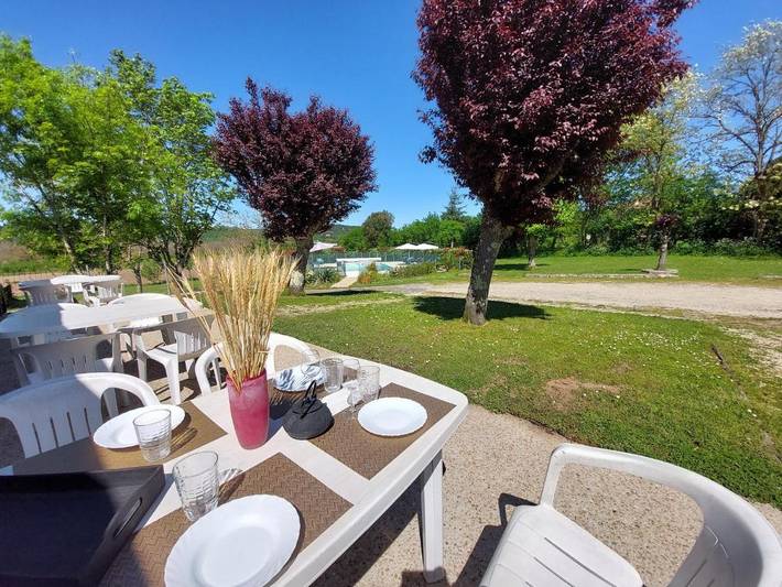 Location de vacances pour 4 personnes, avec jardin ainsi que vue et piscine, animaux acceptés à Vézac - 2