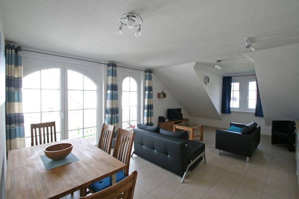 Appartement entier, Großzügige Dachgeschosswohnung mit großem Balkon, nur wenige Minuten zum Strand in Nienhagen, Rostock et ses environs