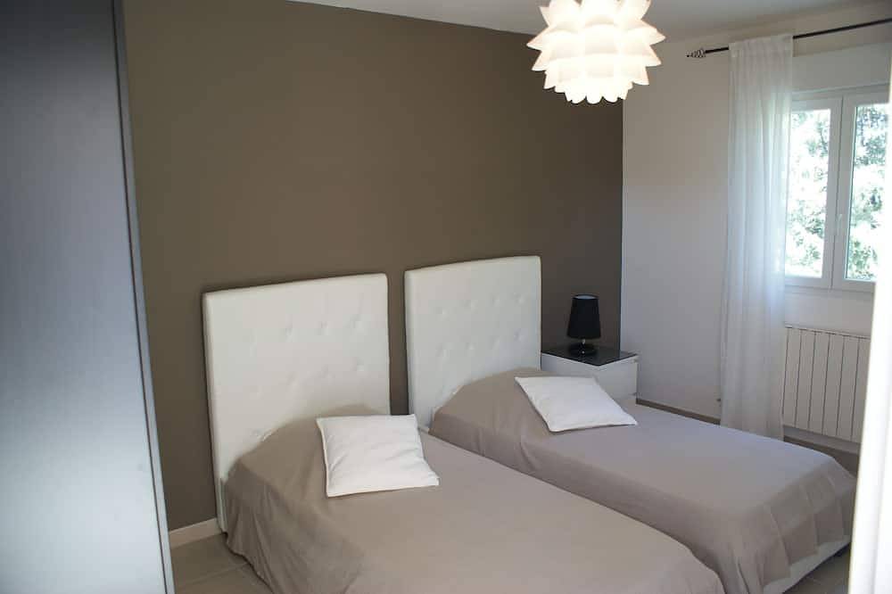 Appartement entier, Annexe de mas provençal avec jardin et piscine privee et chauffée in Orange, Vaucluse