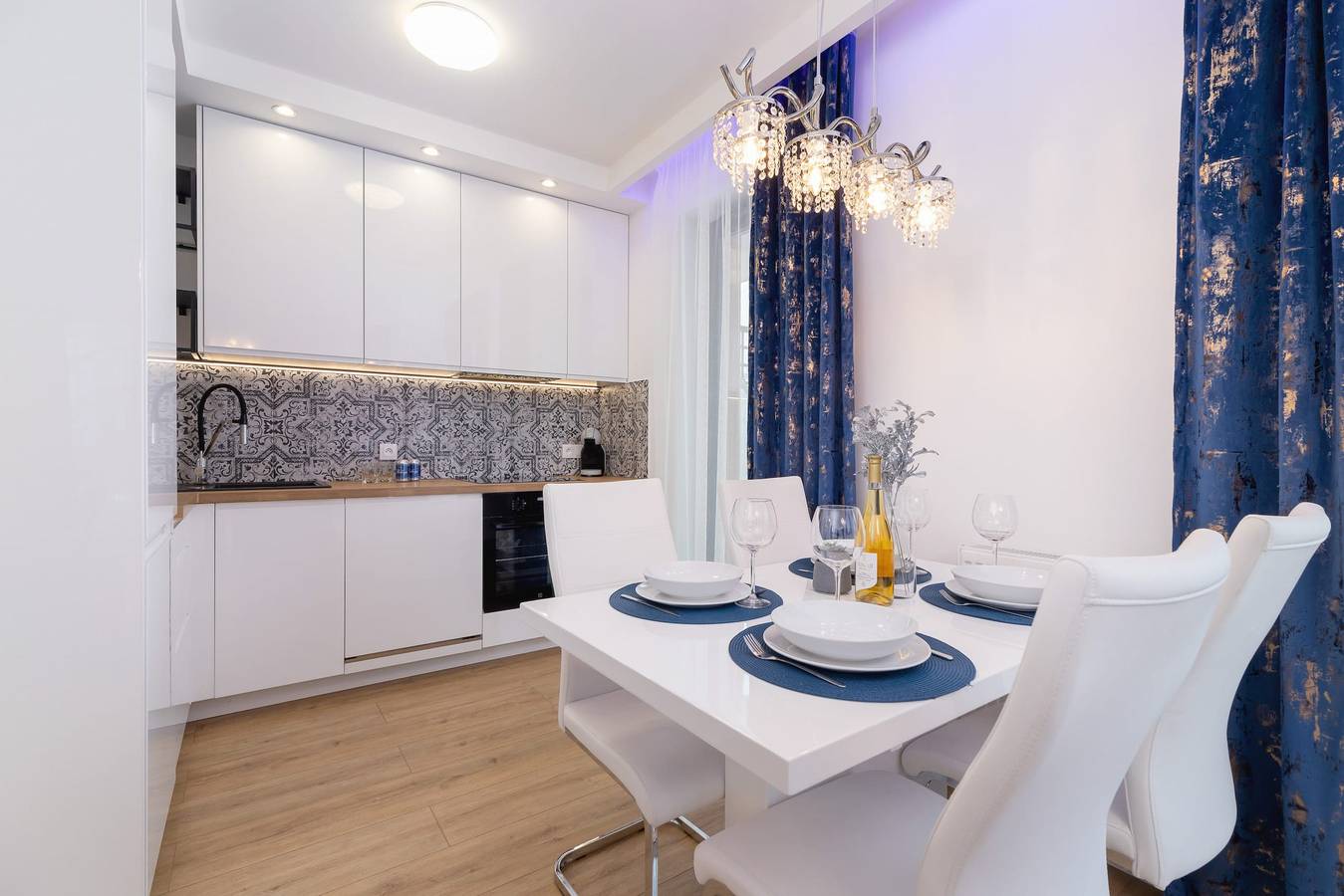 Entire apartment, Stylish Apartment | Parking in Garage | Large Balcony in Cracow, Lesser Poland
