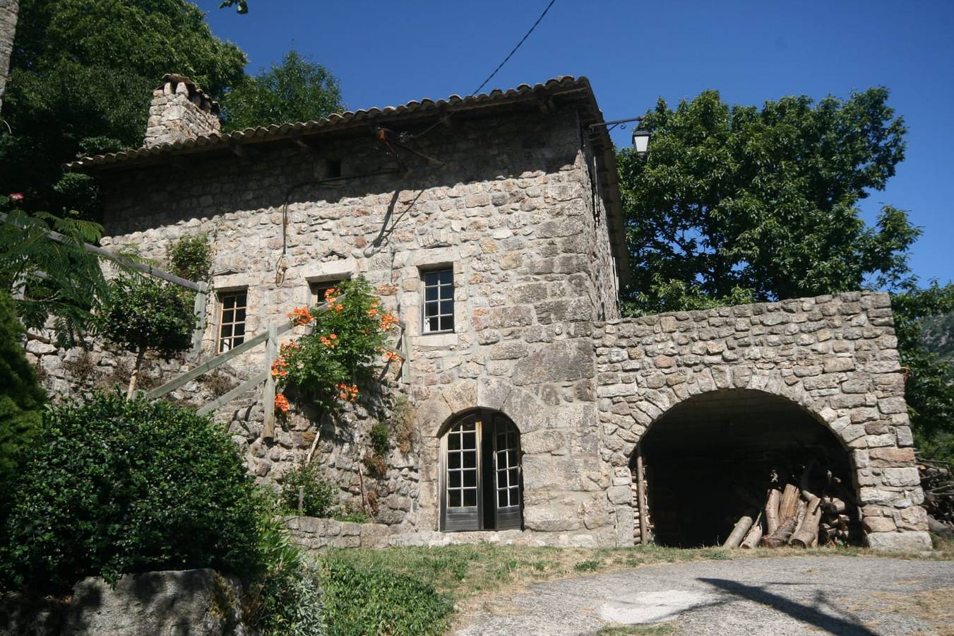 Maison de vacances "Les Grisiéres" avec vue sur montagne et 2 terrasses privées in Montpezat-sous-Bauzon, Parc naturel régional des Monts d'Ardèche