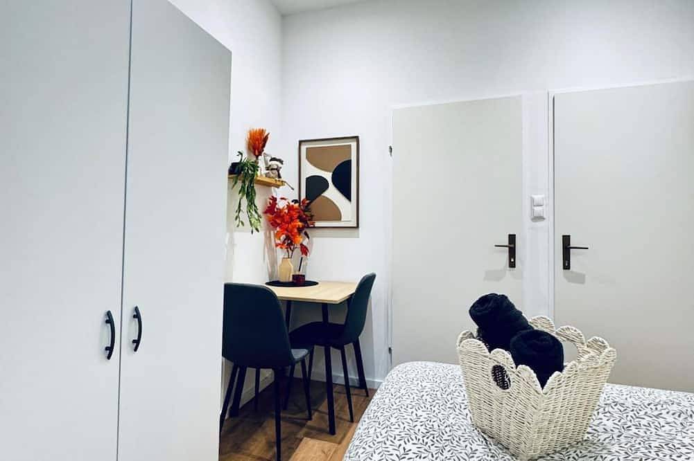 Ganze Wohnung, Affordable Studio with Kitchen & Private Bath – Central Location in Klosterneuburg, Wienerwald