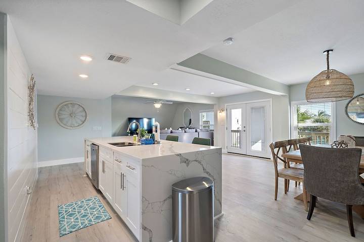 Vacation rental for 10 people, with yard and pool, with pets in Jamaica Beach