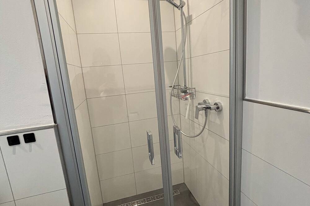 Ganze Wohnung, Zentrale Ferienwohnung mit eigenem Eingang und Stellplatz in Lübbecke, Wiehengebirge