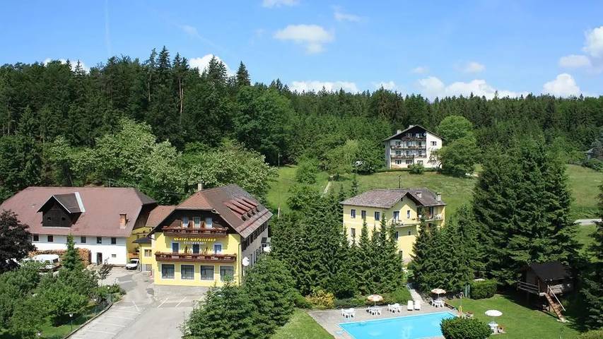 Ferienwohnung für 4 Personen, mit Pool und Garten sowie Balkon - 1