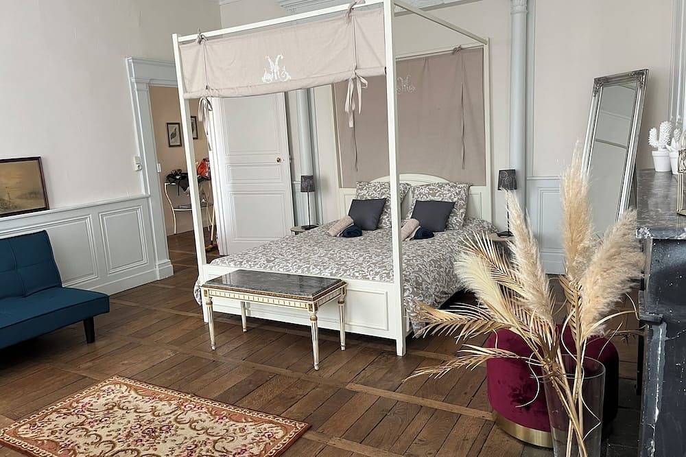 Apartamento entero, La Villa Louana 1 apartment 160 square meters, sobriety and elegance, 6 Adults  in Aubusson, Región de Aubusson