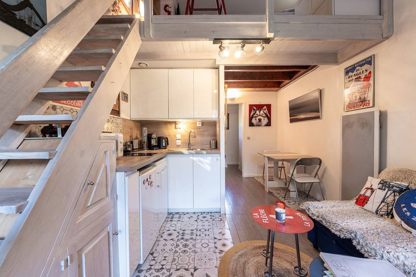 Appartement entier, Appartement 18 avec vue sur les montagnes, terrasse privée et Wi-Fi in Les Allues, Massif de la Vanoise