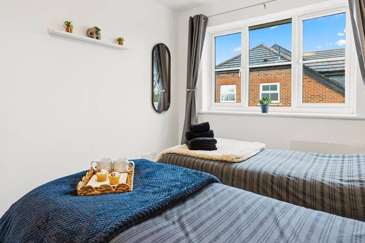 Entire apartment, Arosa Escape- Modern2 bed suite,Sleeps 5,Free Parking,Ps4,Kingbed,Wifi,Near Christies in Manchester, Greater Manchester
