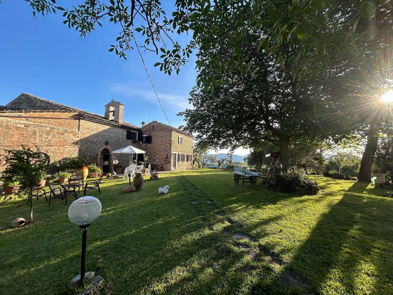 Santa Maria del Monte farmhouse in Poggio San Marcello, Provincia de Ancona