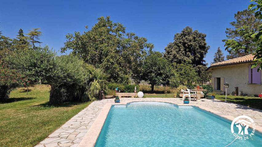 Gîte pour 2 personnes, avec Terrasse ainsi que Jardin et Piscine