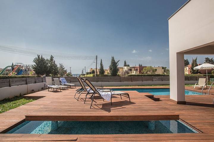 Villa for 6 people, with garden and pool as well as balcony in Cyprus