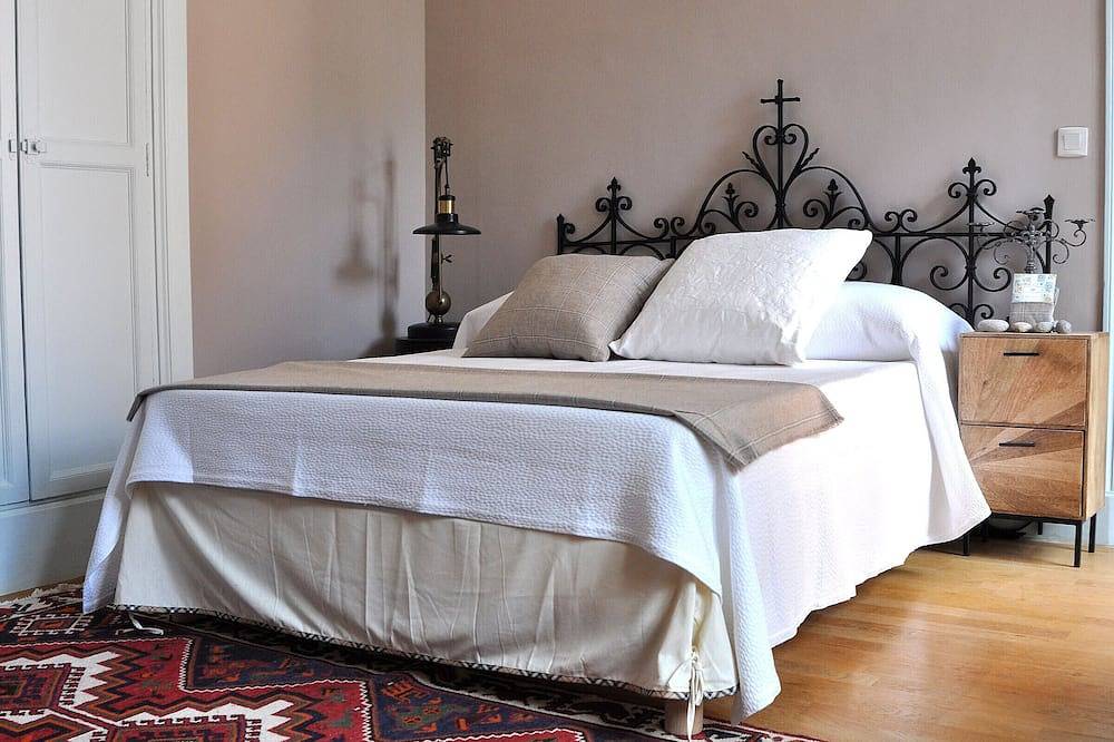 Estancia en una casa histórica escocesa con sala de juegos, hogar familiar del siglo 19 in Aubigny-sur-Nère, Sologne