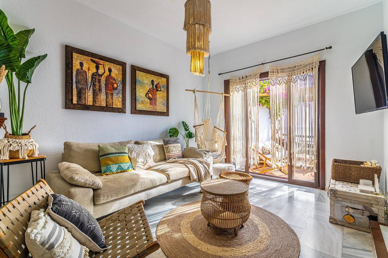 Casa vacacional 'Beachfront Bohochic 2' con balcón, Wi-Fi y aire acondicionado in Playa de Guadalobon, Estepona