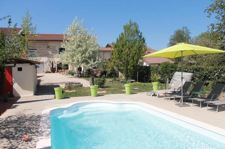 Location de vacances pour 5 personnes, avec Terrasse et Jardin ainsi que Piscine et Vue à Neuville-sur-Ain