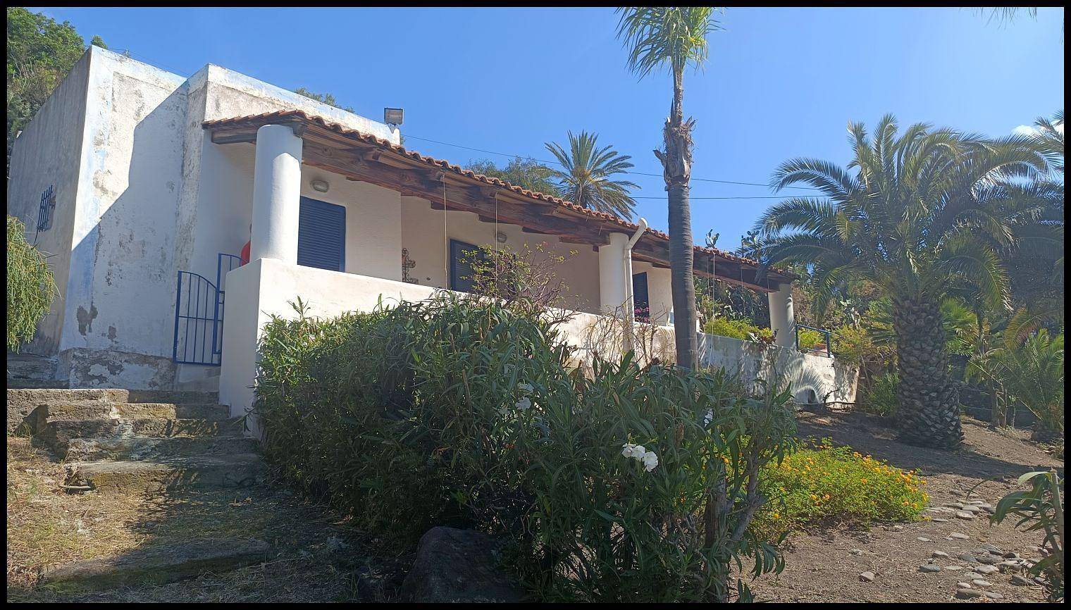 Panoramic language villa a few mn.from the sea in Santa Marina Salina, Salina