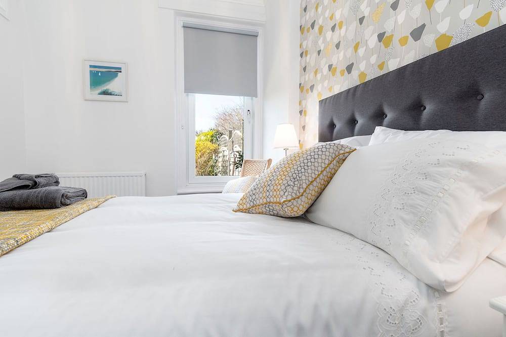 Sandbanks - Two Bedroom Cottage, Sleeps 3 in Deganwy, Conwy region