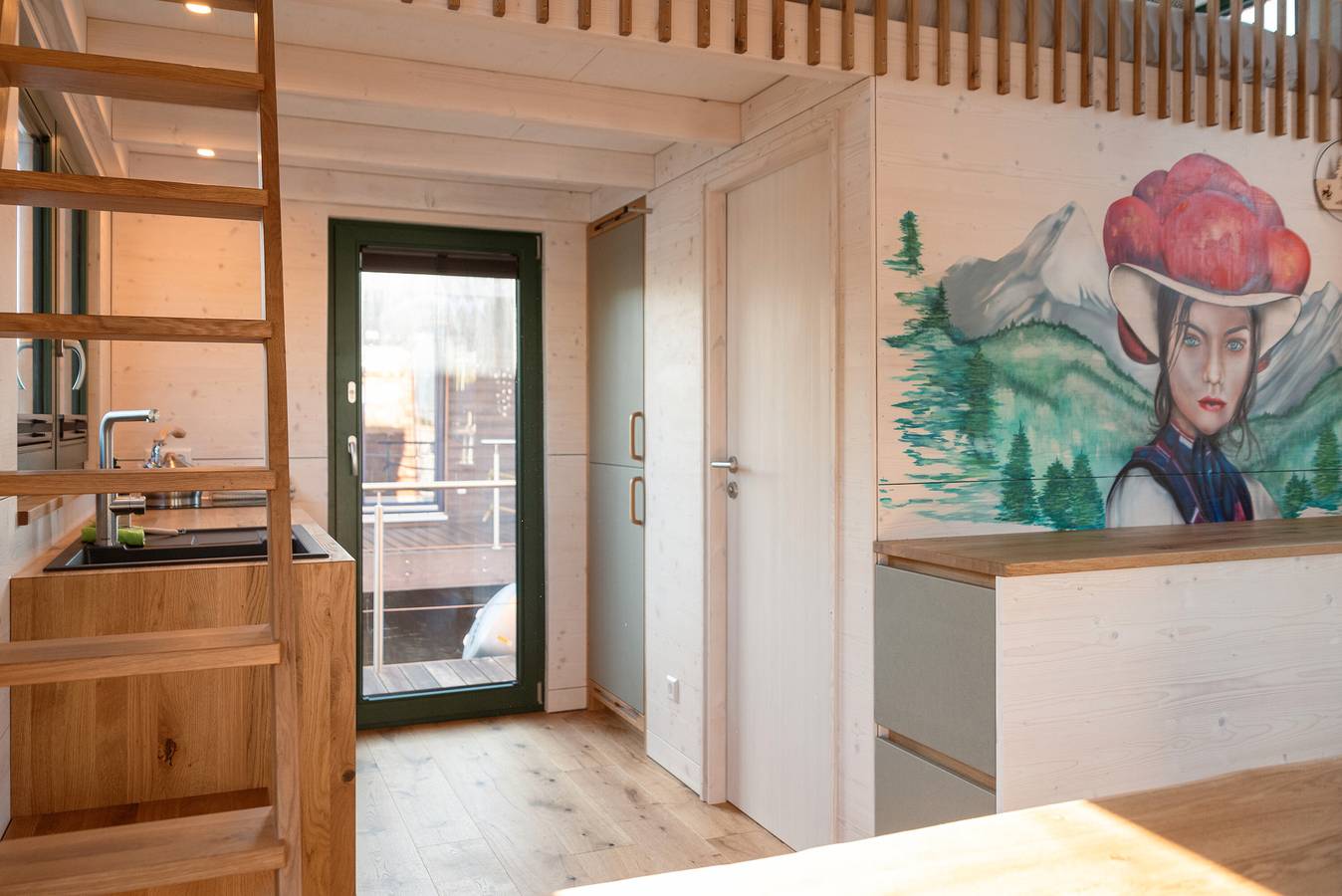 Acogedora tiny houseboat con chimenea en invierno en la Dove Elbe in Hamburg Moorfleet, Hamburgo