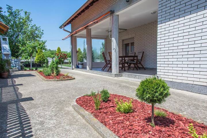 Location de vacances pour 5 personnes, avec vue et jardin à Despotovac - 2