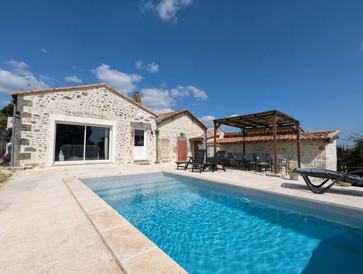 Gîte pour 11 personnes, avec piscine ainsi que terrasse et jardin à Magnac-Lavalette-Villars